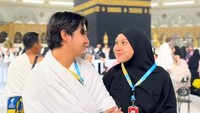 Aktor Arbani Yasiz resmi mengikat janji suci dengan penyanyi Raissa Ramadhani pada 9 Agustus 2025 di Masjid Istiqlal, Jakarta. Setelah menjalani hubungan asmara selama empat tahun, Arbani akhirnya mantap melamar Raissa saat mereka sedang berlibur di Tokyo, Jepang, pada awal 2025. Foto: Instagram @arbaniyasiz
