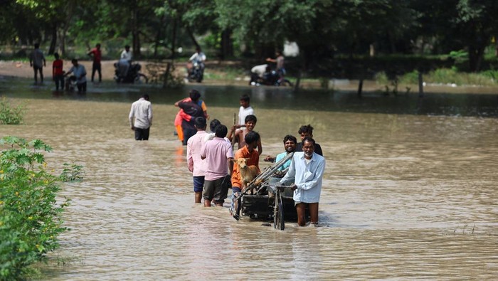 New Delhi Dilanda Banjir, Sungai Yamuna Meluap Imbas Hujan Monsun Hujan deras yang mengguyur India dalam beberapa hari terakhir memicu naiknya permukaan Sungai Yamuna dan menyebabkan banjir di sejumlah kawasan New Delhi, Rabu (3/9/2025). Jalan-jalan utama tergenang air sehingga mengganggu aktivitas warga. REUTERS/Anushree Fadnavis