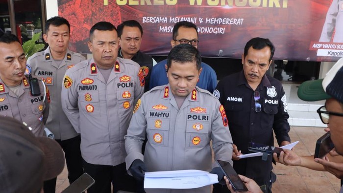 Kapolres Wonogiri, AKBP Wahyu Sulistyo, saat memberikan keterangan dalam konferensi pers di halaman Mapolres Wonogiri pada Rabu (3/9/2025).