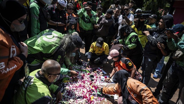 Ojol Se-Jawa Tengah Bagi-bagi Bunga untuk Aparat Saat Aksi Damai Personel Polwan menunjukkan bunga yang didapatnya dari pengemudi ojek daring dalam aksi damai di kawasan Simpang Lima, Semarang, Jawa Tengah, Rabu (3/9/2025). Aksi damai yang diikuti oleh pengemudi ojek daring se-Jawa Tengah dengan melakukan prosesi tabur bunga dan membagikan bunga kepada TNI-Polri itu digelar sebagai bentuk solidaritas sekaligus mengenang mendiang pengemudi ojek daring Affan Kurniawan yang meninggal saat unjuk rasa di Jakarta pada Kamis (28/8). ANTARA FOTO/Aprillio Akbar/foc.
