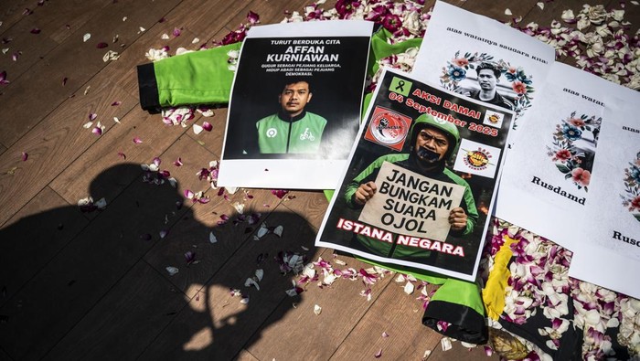 Personel Polwan menunjukkan bunga yang didapatnya dari pengemudi ojek daring dalam aksi damai di kawasan Simpang Lima, Semarang, Jawa Tengah, Rabu (3/9/2025). Aksi damai yang diikuti oleh pengemudi ojek daring se-Jawa Tengah dengan melakukan prosesi tabur bunga dan membagikan bunga kepada TNI-Polri itu digelar sebagai bentuk solidaritas sekaligus mengenang mendiang pengemudi ojek daring Affan Kurniawan yang meninggal saat unjuk rasa di Jakarta pada Kamis (28/8). ANTARA FOTO/Aprillio Akbar/foc.