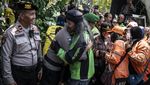 Potret Ojol Se-Jawa Tengah Akur dengan Aparat Saat Aksi Damai