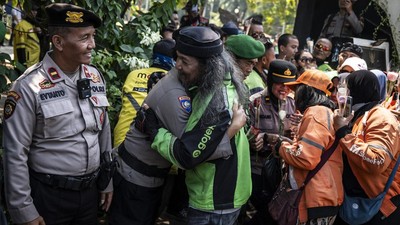 Potret Ojol Se-Jawa Tengah Akur dengan Aparat Saat Aksi Damai