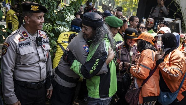 Potret Ojol Se-Jawa Tengah Akur dengan Aparat Saat Aksi Damai