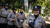 Personel Polwan menunjukkan bunga yang didapatnya dari pengemudi ojek daring dalam aksi damai di kawasan Simpang Lima, Semarang, Jawa Tengah, Rabu (3/9/2025). Kehadiran polwan dalam aksi damai menambah nuansa sejuk dan mempererat interaksi antara warga dengan aparat. ANTARA FOTO/Aprillio Akbar  