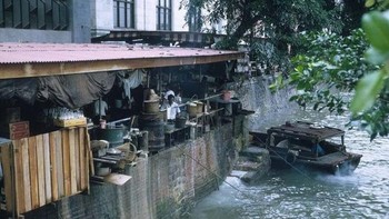 Salah satu pemukiman penduduk di pinggir sungai yang biasa saja keadaannya. Foto: Vintages