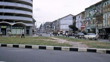 Pada Perang Dunia II, Singapura sempat diduduki oleh tentara Jepang yang merebutnya dari tangan Inggris. Singapura kemudian kembali ke pangkuan Inggris sebelum merdeka pada tahun 1963. Foto: Vintages