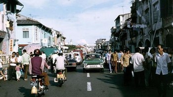 Penduduk masih berbusana ala kadarnya. Mobil pun masih sangat jarang. Foto: Vintages