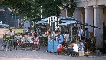 Warung di pinggir jalan yang sederhana. Foto: Vintages