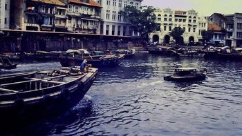 Singapura yang sangat kecil dan miskin sumber daya alam pun harus memutar otak agar tidak miskin lagi. Foto: Vintages