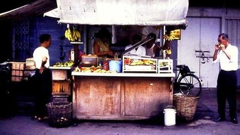 Di bawah kepemimpinan Lee Kuan Yew sebagai Perdana Menteri, Singapura pun perlahan-lahan menjadi negara sukses. Foto: Vintages