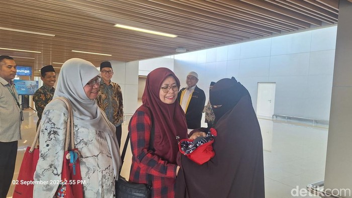 Pasutri jemaah yang tertinggal karena istrinya melahirkan di tengah proses haji.