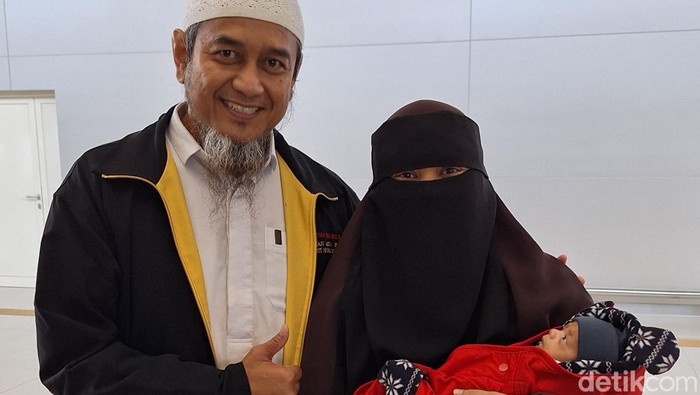 Pasutri jemaah yang tertinggal karena istrinya melahirkan di tengah proses haji.