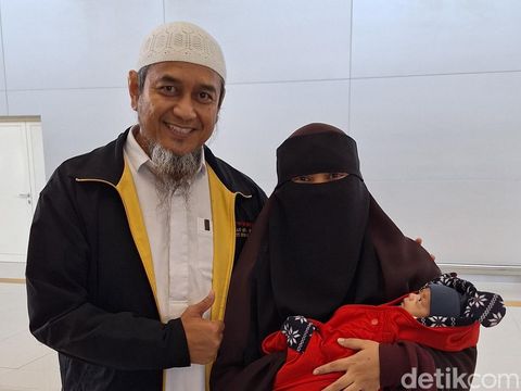 Pasutri jemaah yang tertinggal karena istrinya melahirkan di tengah proses haji.
