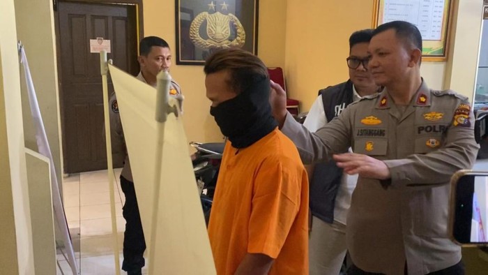 Pelaku Ihsan saat berada di kantor polisi (Foto: Dok Polsek Sukajadi)