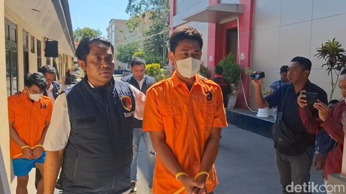 HK dan SM, pelaku penjualan BBM ilegal saat digiring ke Mapolda NTT, Rabu (3/9/2025). (Yufengki Bria/detikBali).