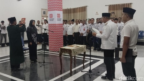 Wali Kota Bima, A. Rahman melantik Mariamah sebagai Pj Sekda Kota Bima di aula utama kantor Pemkot Bima, Rabu (3/9/2025). (Dok. Rafiin/detikBali)