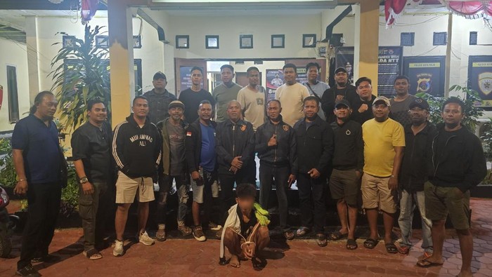 Pemuda spesialis pencuri barang-barang dan uang di Kota Kupang, NTT, saat diamankan polisi, Selasa (2/9/2025).