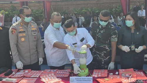 Kajari Klungkung, I Wayan Suardi bersama Bupati Klungkung, I Made Satria beserta jajaran memusnahkan barang bukti kasus narkotika, Rabu (3/9/2025).