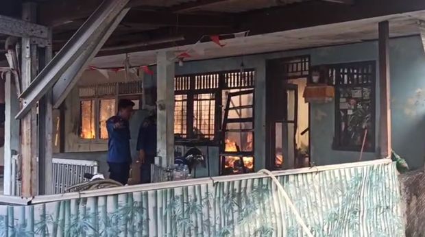 Penampakan kobaran api menghanguskan asrama Polri di Serpong, Tangerang Selatan, Rabu (3/9/2025).