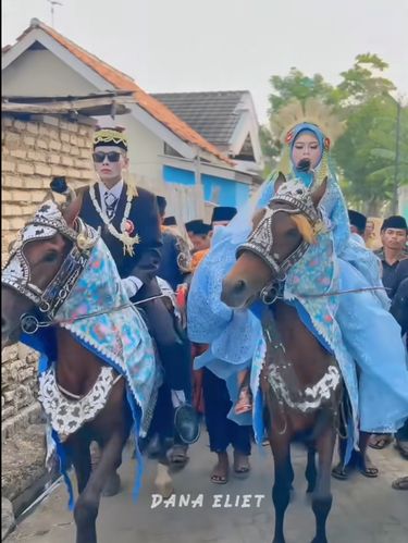 Pengantin wanita dan pria ini diarak menggunakan kuda, langsung viral dan menjadi sorotan warganet di media sosial.