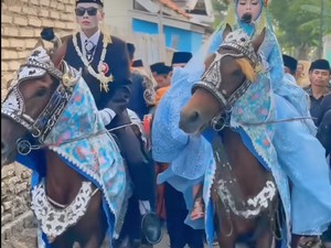 Bikin Heboh! Viral Pengantin di Madura Tampil Naik Kuda di Hari Pernikahan
