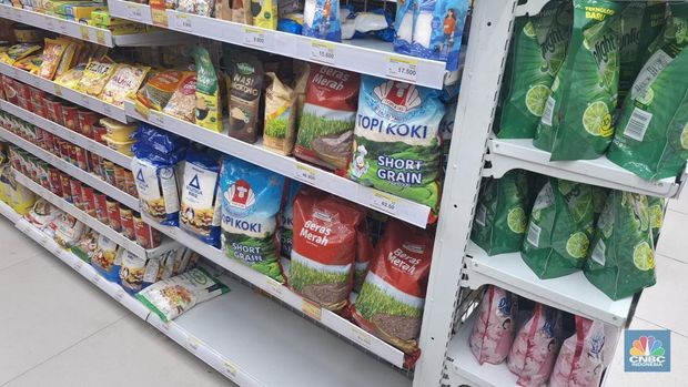 Penjualan beras premium di sejumlah gerai ritel modern terpantau masih langka hingga Selasa (2/9/2025). Penjualan beras premium di sejumlah gerai ritel modern terpantau masih langka hingga Selasa (2/9/2025). (CNBC Indonesia/Chandra Dwi Pranata)