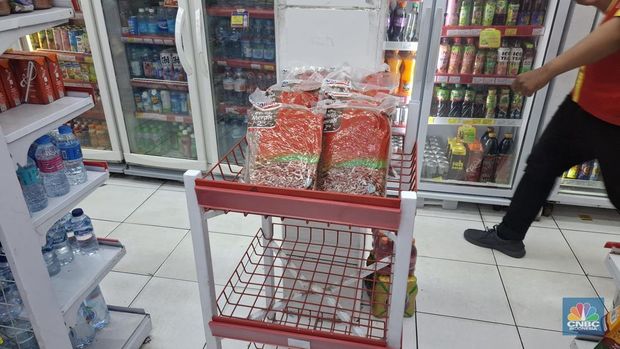 Penjualan beras premium di sejumlah gerai ritel modern terpantau masih langka hingga Selasa (2/9/2025). (CNBC Indonesia/Chandra Dwi Pranata)