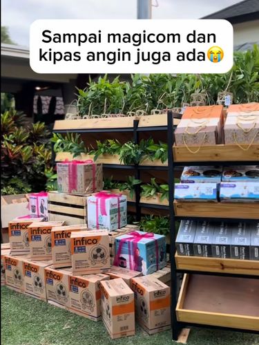 Suasana pernikahan unik menjadi sorotan warganet di media sosial karena menyediakan souvenir unik berupa perabotan rumah, mulai dari panci, kipas angin hingga magicom untuk tamu undangan. Unggahan souvenir unik di Malang, Jawa Timur itu langsung viral.