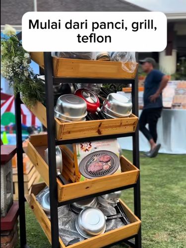 Suasana pernikahan unik menjadi sorotan warganet di media sosial karena menyediakan souvenir unik berupa perabotan rumah, mulai dari panci, kipas angin hingga magicom untuk tamu undangan. Unggahan souvenir unik di Malang, Jawa Timur itu langsung viral.