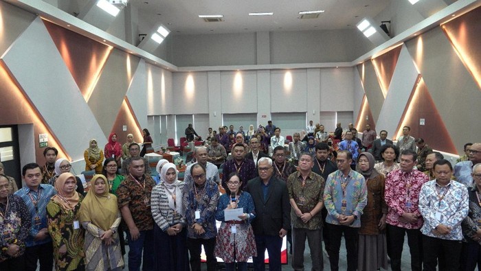 Pernyataan sikap Badan Kerja Sama (BKS) Dekan Fakultas Hukum Perguruan Tinggi Negeri (PTN) se-Indonesia keluarkan pernyataan sikap atas situasi di Indonesia belakangan ini. Seruan kebangsaan yang digelar pada Rabu (3/9/2025) di Hall Didik Farhan dan Rudi margono, FH Universitas Brawijaya.