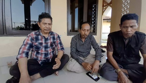 Perwakilan keluarga Brigadir Esco Faska Rely, intelijen Polsek Sekotong, saat ditemui di Masjid Polres Lombok Barat. (M Zahiruddin/detikBali)