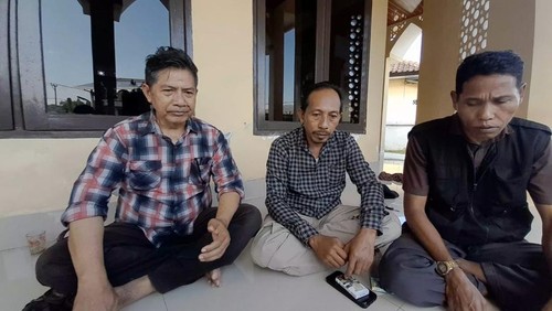 Perwakilan keluarga Brigadir Esco Faska Rely, intelijen Polsek Sekotong, saat ditemui di Masjid Polres Lombok Barat. (M Zahiruddin/detikBali)