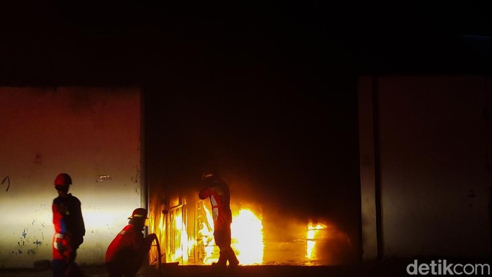 Petugas berjibaku memadamkan kebakaran di gudang di Cimahi