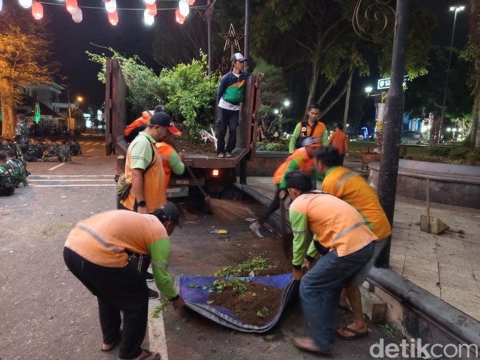 Petugas Dinas Lingkungan Hidup Kota Magelang membersihkan Alun-alun seusai demo ricuh, Jumat (29/8/2025) malam.