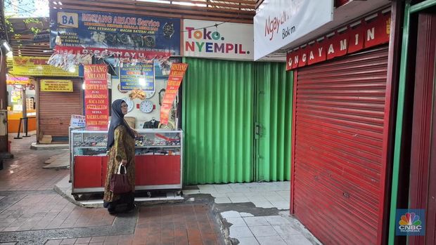 Plaza 2 Blok M tengah viral karena banyaknya toko makanan yang tiba-tiba tutup dan sepi pada Rabu (3/9/2025). (CNBC Indonesia/Chandra Dwi Pranata)