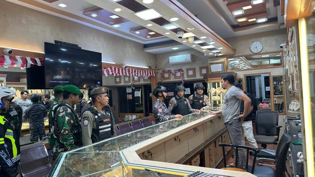Polisi dan TNI patroli skala besar pastikan keamanan di Kota Dumai, Riau, Rabu (3/9/2025).