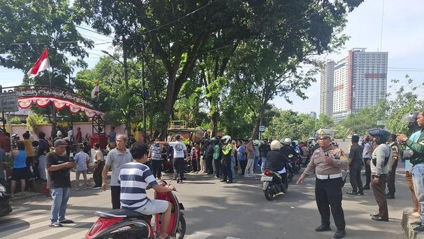 Polisi melakukan rekayasa lalin imbas asrama Polri Serpong kebakaran, Rabu (3/9/2025).