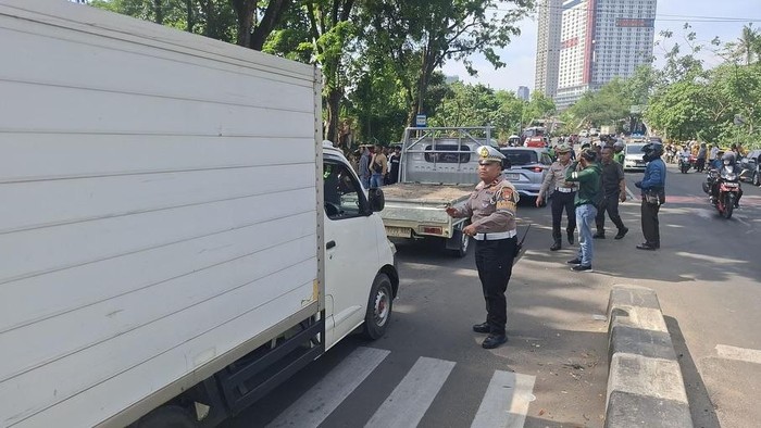 Polisi melakukan rekayasa lalin imbas asrama Polri Serpong kebakaran, Rabu (3/9/2025).