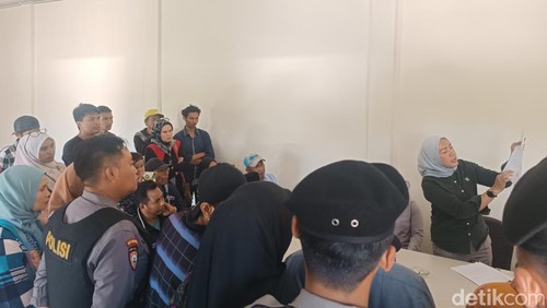 Puluhan masyarakat Kopang saat mendatangi Polres Lombok Tengah, Rabu (3/9/2025). Foto: (Edi Suryansyah/detikBali)