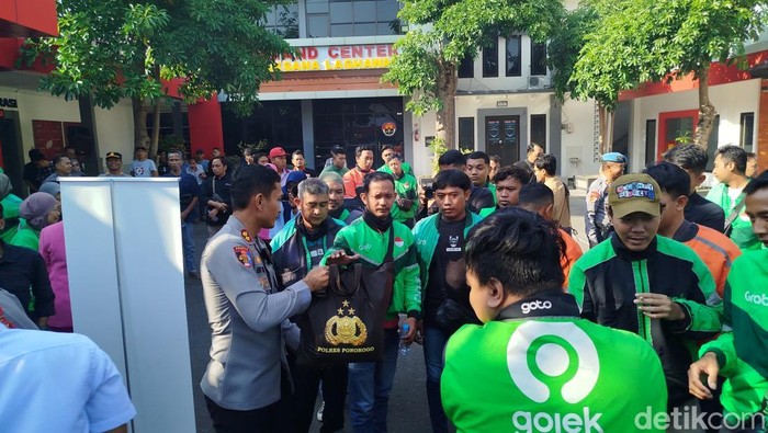 Polres Ponorogo bagikan sembako ke ojol
