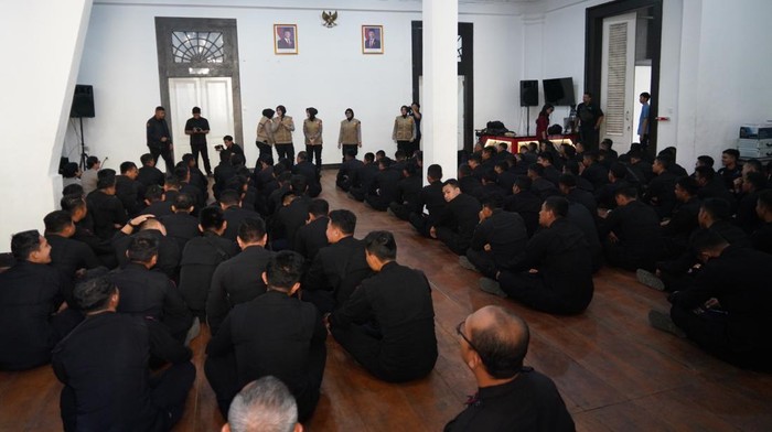 Polri memberikan trauma healing untuk Brimob dan warga di sekitar Mako Kwitang, Jakpus.
