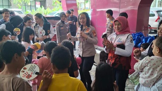 Polri memberikan trauma healing untuk Brimob dan warga di sekitar Mako Kwitang, Jakpus.