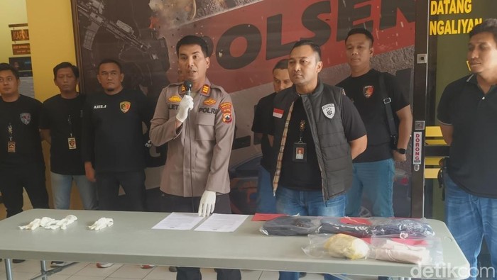 Polsek Ngaliyan Semarang merilis penangkapan tersangka pembuang janin bayi di KIC Semarang, Rabu (3/9/2025).