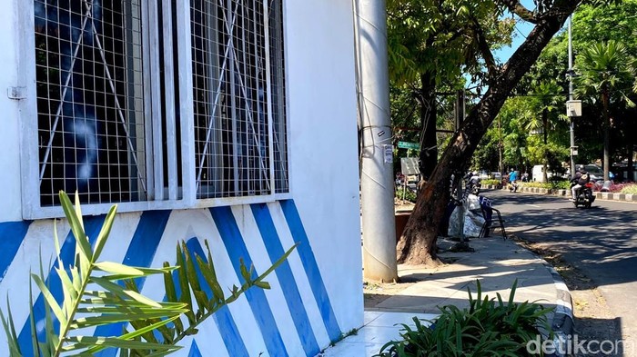Pos Polisi yang ada di Jalan Riau-Ahmad Yani dicat ulang setelah jadi sasaran vandalisme