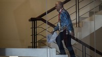 Ilham menaiki tangga menuju ruang pemeriksaan. Diketahui, dalam kasus ini, KPK telah menetapkan lima tersangka. Mereka adalah Yuddy Renaldi selaku mantan Dirut Bank BJB; Widi Hartono (WH), yang menjabat pimpinan Divisi Corporate Secretary Bank BJB; serta Ikin Asikin Dulmanan (IAD), Suhendrik (S), dan Sophan Jaya Kusuma (RSJK), selaku pihak swasta. Perbuatan kelimanya diduga telah menimbulkan kerugian negara hingga Rp 222 miliar. KPK menduga duit tersebut masuk sebagai dana pemenuhan kebutuhan nonbujeter. Foto: ANTARA FOTO/Bayu Pratama S