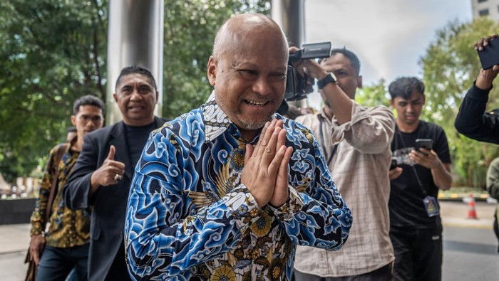 Potret Ilham Akbar Habibie Penuhi Panggilan KPK soal Kasus Korupsi Iklan BJB Mantan calon Wakil Gubernur Jawa Barat sekaligus putra Presiden ke-3 RI B. J. Habibie Ilham Akbar Habibie (kedua kiri) berjalan ke ruang pemeriksaan di Gedung Merah Putih KPK, Jakarta, Rabu (3/9/2025). KPK memeriksa Ilham Akbar Habibie sebagai saksi dalam penyidikan kasus dugaan korupsi proyek pengadaan iklan pada Bank Pembangunan Daerah Jawa Barat dan Banten (BJB) periode 2021-2023. ANTARA FOTO/Bayu Pratama S/foc.