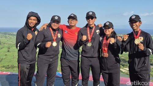 Potret Kontingen Klungkung usai diumumkan sebagai juara umum PORPROV Bali XVI dalam acara penutupan cabor paralayang di Venue Bukit Buluh Gunaksa