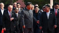 Putin dan Kim yang hadir di samping Xi memberikan citra persatuan negara-negara yang kerap berseberangan dengan Barat. Pertemuan itu dianggap sebagai pertunjukan kekuatan diplomasi dan militer yang dirancang untuk memperkuat legitimasi mereka di kancah internasional. REUTERS/Sergey Bobylev