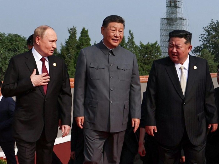 Russian President Vladimir Putin, Chinese President Xi Jinping, North Korean leader Kim Jong Un, Pakistans Prime Minister Shehbaz Sharif and heads of foreign delegations arrive for a military parade marking the 80th anniversary of the end of World War Two, in Beijing, China September 3, 2025. Sputnik/Alexander Kazakov/Pool via REUTERS ATTENTION EDITORS - THIS IMAGE WAS PROVIDED BY A THIRD PARTY.     TPX IMAGES OF THE DAY
